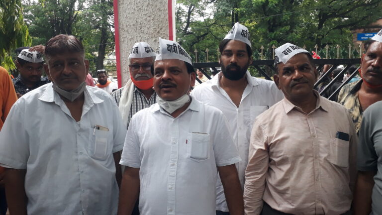 *बस किराया बढ़ाने को लेकर यातायात महासंघ के लोग पहुंचे कलेक्ट्रेट.. मांग पूरी ना होने पर कहीं चरणबद्ध आंदोलन की मांग.. मांग माने सरकार नहीं तो जल समाधि लेंगे बस मालिक*..