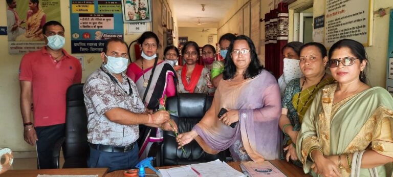 *जयश्री चौकसे के नेतृत्व में धरती के ईश्वर स्वरूप डॉक्टरों को डॉक्टर दिवस के उपलक्ष पर जिला भाजपा महिला मोर्चा ने फूल देकर किया स्वागत*
