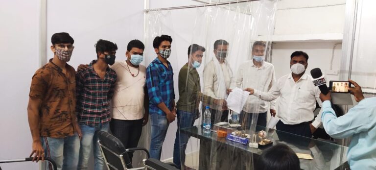 *युवा तरुणाई तखतपुर ने मुख्य मेन रोड की समस्याओं को लेकर एसडीएम को सौंपा ज्ञापन* ,