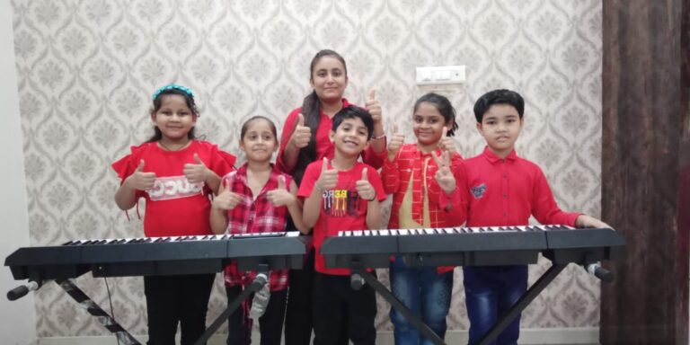 *मुंगेली जिले मे गुरुपूर्णिमा के अवसर पर Rhythm Divine Music classes के छात्र छात्राओं के द्वारा सामूहिक गायन एवं वादन की प्रस्तुति दी गयी*