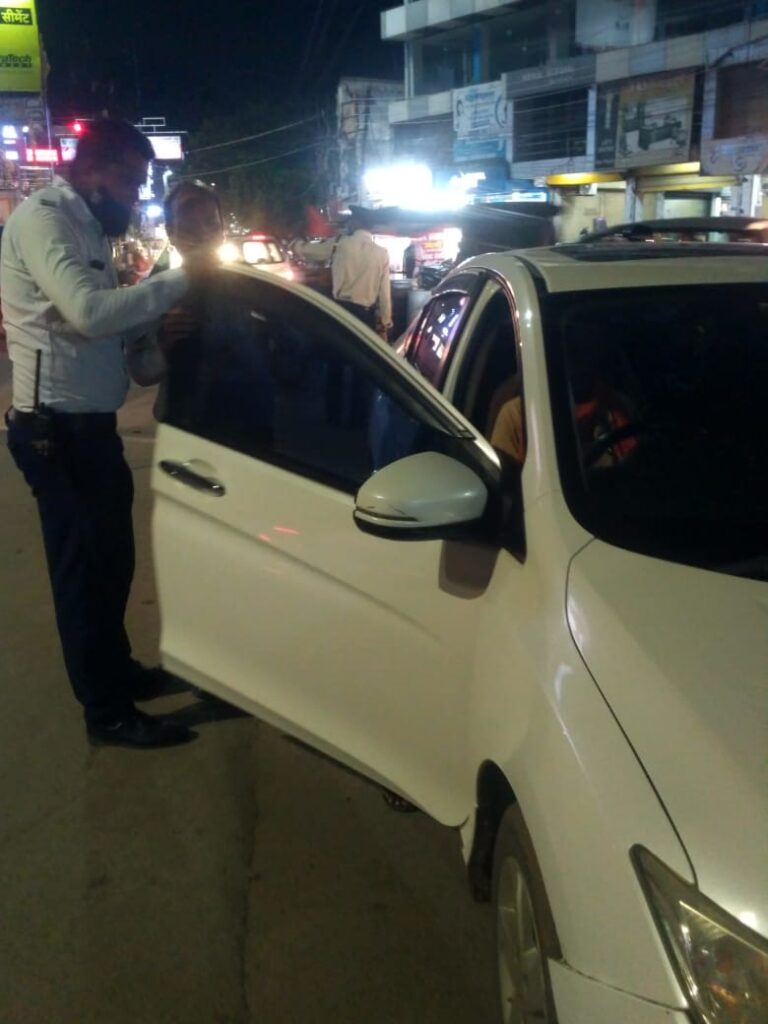 *यातायात पुलिस ने की डाक एवं ब्लैक फिल्म लगी वाहनों पर कार्यवाही, 10,000/- का हुआ जुर्माना*