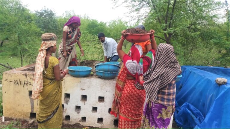 *गोबर से गौठानों में बरस रहा धन* *गोधन न्याय योजना के तहत् लगभग 26 लाख का गोबर क्रय करके बनाया गया 34 लाख रूपए से अधिक का उत्पाद*