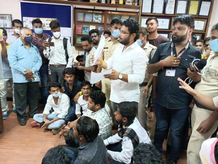 *सीएमडी कॉलेज में फिर एक बार हुआ विवाद.. प्रिंसिपल ऑफिस में छात्र बैठे धरने पर.. एचओडी द्वारा छात्रों को निजी कार्यक्रम में ले जाने से नाराज हुए छात्र.. चोटी के ऊपर सख्त कार्रवाई की मांग को लेकर अड़े छात्र*…