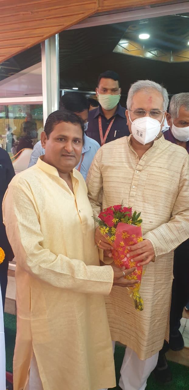 *छत्तीसगढ शासन के मुख्यमंत्री भुपेश बघेल जी को योग आयोग सदस्य रविन्द्र सिंग ने दी जन्मदिन की बधाई* 