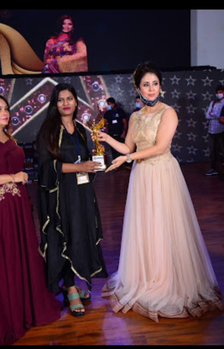 *राजधानी रायपुर में संपन्न दी ग्रैंड ब्यूटी अवार्ड नेशनल ब्राइडल कंपटीशन में इंडिया बेस्ट मेकअप आर्टिस्ट सम्मान से नवाजी गई बिलासपुर शहर की ब्यूटीशियन शबनम अली*