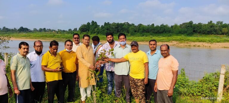 *हरिहर आक्सीजोन परिक्षेत्र मे छत्तीसगढ योग आयोग के सदस्य रविन्द्र सिंह ने साथीयो के साथ पौधारोपण किया*।