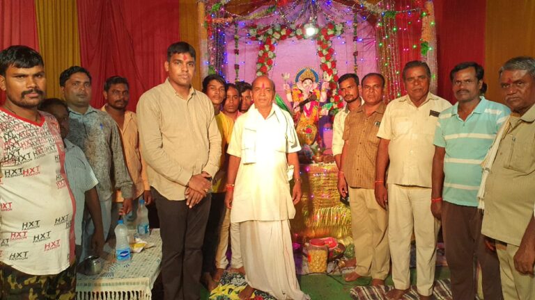 *जिला पंचायत सभापति गौरहा ने ग्राम उच्चभट्टी में श्री गणेश जी की मूर्ति स्थापना व आरती में हुए शामिल व क्षेत्र वासियों के सुख-समृद्धि के लिए मांगा आशीर्वाद*..