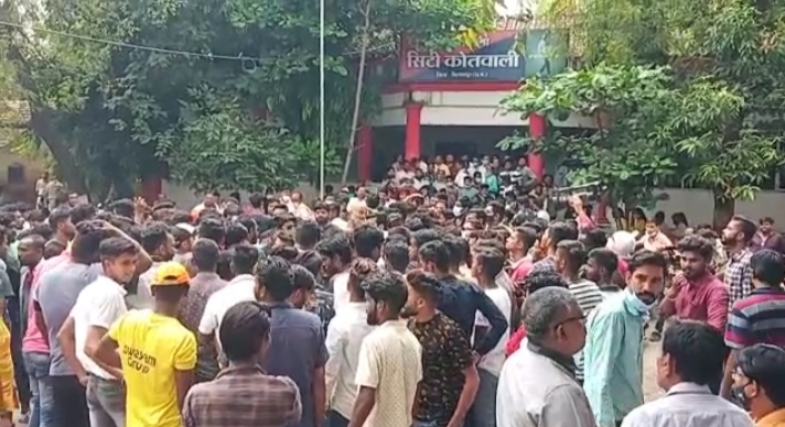 *स्वास्थ्य मंत्री के करीबी पंकज सिंह के खिलाफ कोतवाली मे दर्ज हुई एफआईआर.. विधायक ने समर्थकों के साथ घेरा कोतवाली थाना… विधायक और पुलिस अधिकारियों के बीच बंद कमरे में हुई चर्चा….*