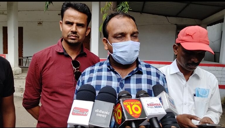 *नगर पंचायत सीएमओ मनोज बंजारा की मनमानी से असंतुष्ट होकर बिल्हा कांग्रेस पार्षदों ने दीया  कलेक्टर को इस्तीफा*