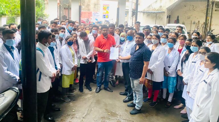 *जिला अध्यक्ष भावेन्द्र गंगोत्री एवं एनएसयूआई जिला कार्यकारिणी अध्यक्ष रंजीत सिंग द्वारा शासकीय आयुर्वेदिक महाविद्यालय के विद्यार्थियों को हो रही परेशानी के खिलाफ सौंपा गया ज्ञापन*