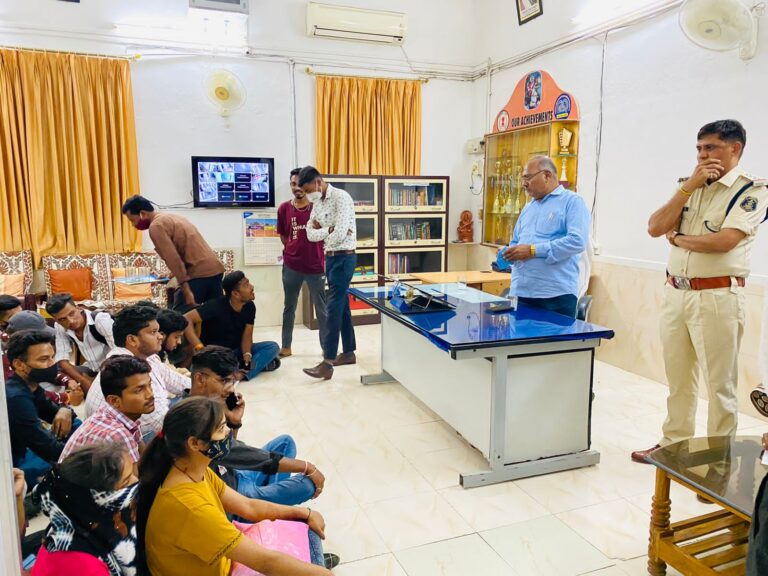 *ऐसा क्या हुआ साइंस कॉलेज में जिससे विद्यार्थी 3 घंटे बैठे रहे*