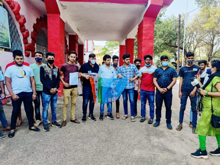 *दुर्ग एनएसयूआई ने विश्वदीप स्कूल प्रबंधक की मनमानी के खिलाफ जिला शिक्षा अधिकारी को सौंपा ज्ञापन*