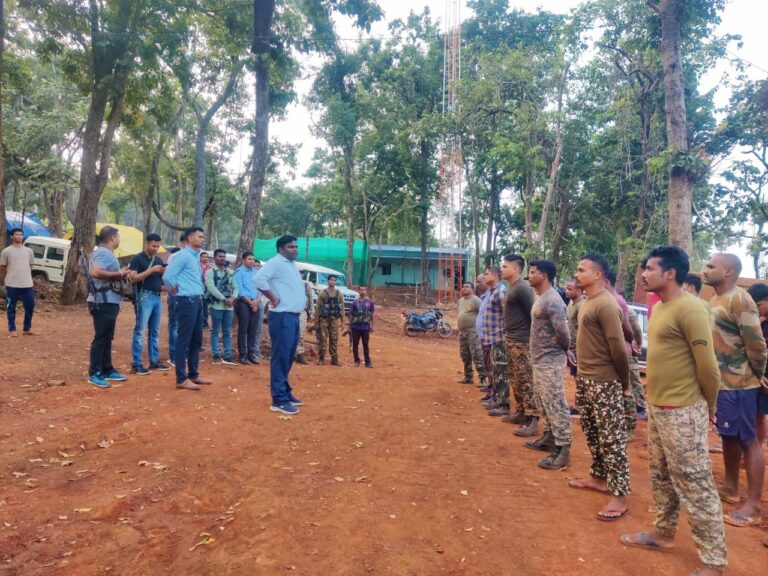 *एस पी गिरिजा शंकर जायसवाल ने जवानों से कहा अपने स्वास्थ्य और सुरक्षा का रखें विशेष ख्याल सुरक्षा जायजा लेने पहुंचे थे अमदईघाटी*