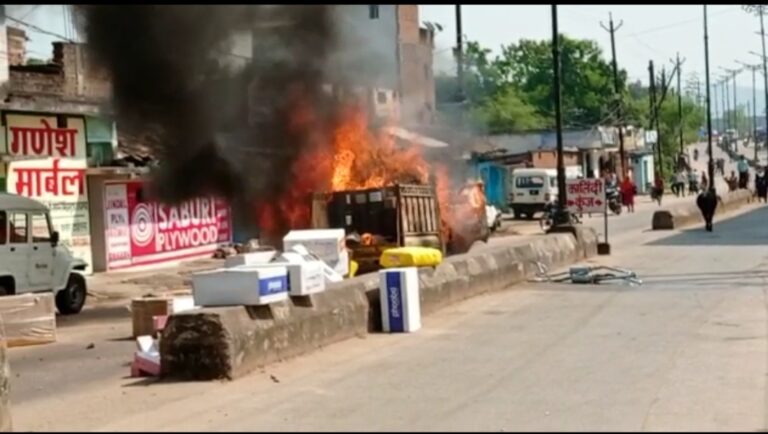 *भरे बाजार में खड़ी पिकप पर लगी भीषण आग,बड़ा हादसा होते-होते टला*