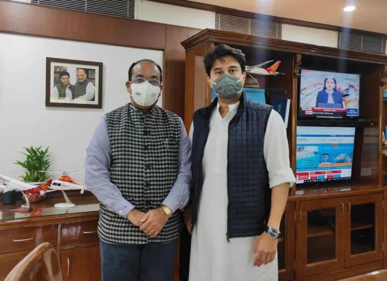 *बिलासपुर – बिलासा देवी केंवट एयरपोर्ट को सर्वसुविधा युक्त बनाने एवं हवाई सुविधा में विस्तार की मांग को लेकर सांसद अरुण साव ने नागर विमानन मंत्री श्री ज्योतिरादित्य सिंधिया से की मुलाकात *