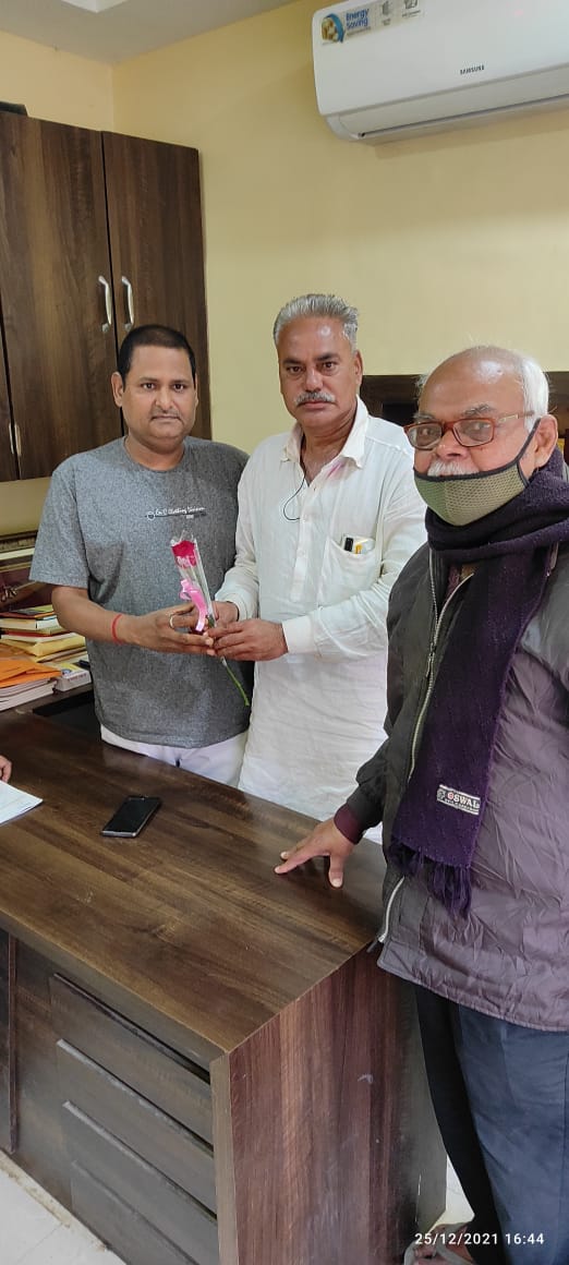 *शानदार जीत के बाद वार्ड 29 के नवनिर्वाचित पार्षद शेख असलम योग आयोग सदस्य रविंद्र सिंह से मिलने पहुंचे*