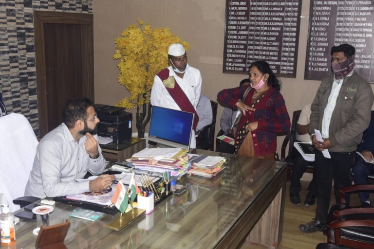 *जन चौपाल में कलेक्टर ने दूर-दराज से आए लोगों की सुनी समस्या* *समस्याओं के त्वरित निराकरण के दिए निर्देश*