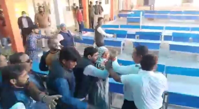 *मतदान केंद्र पर हुई कांग्रेस और भाजपा की झड़प जम कर हुआ हंगामा हाथपाई के बीच पुलिस ने बीच-बचाव कर दोनों पक्षों को मतदान केंद्र से बाहर निकाला*..