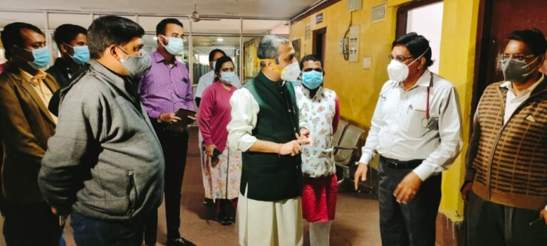 *कोविड की तीसरी लहर के मद्देनजर विधायक शैलेष पांडेय व्यवस्था सुधारने उतरे मैदान पर  अस्पताल प्रबंधन को जमकर फटकारा – – व्यवस्था दुरुस्त करने के दिए निर्देश*