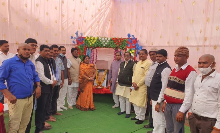 *क्षेत्रीय मालगुजार ज्ञानिक लाल चंद्राकर के दशगात्र के कार्यक्रम में सामाजिक नियमों को पालन करते हुए कार्य किया गया*