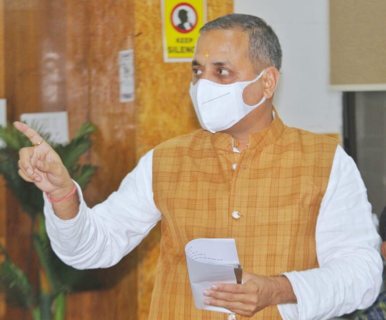 *नगर विधायक शैलेष पाण्डेय ने पूरे स्वास्थ्य महकमे की बैठक ली* *निजी अस्पतालों की मनमानी रोकने और निरीक्षण*के लिए विशेषज्ञ डॉक्टरों की टीम करेगी दौरा*