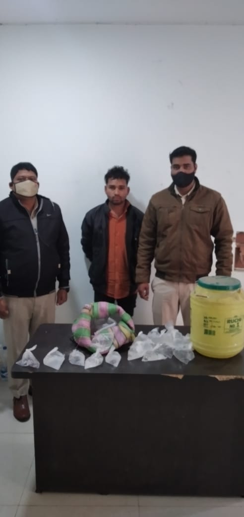 *चकरभाटा पुलिस ने अवैध कच्ची महुआ शराब के साथ एक आरोपी को किया गिरफतार  जप्त-20 लीटर कच्ची महुआ शराब के साथ 2000 रूपये तथा शराब बिक्रीकी रकम 1500रूपये किये बरामद*