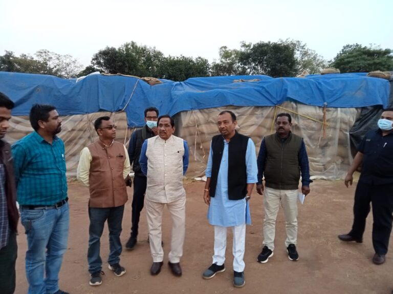 *छेरछेरा पर्व के दिन केंदा तथा चपोरा सोसायटी पहुंचे चंद्राकर, धान खरीदी पर जताया संतोष*