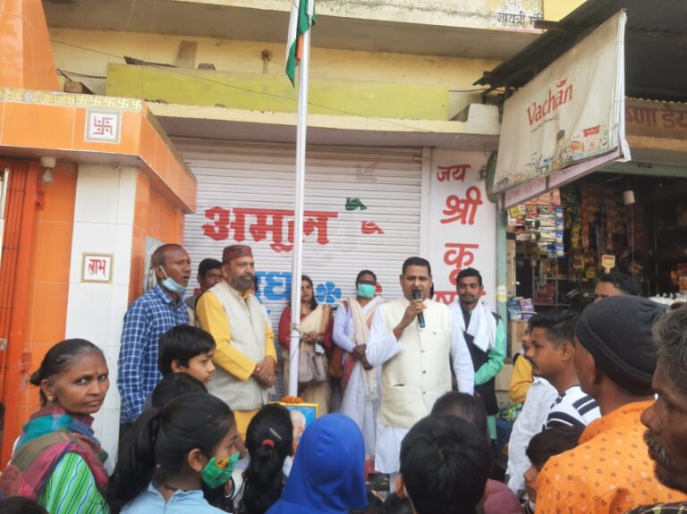 *73वे गणतन्त्र दिवस के पावन पर्व पर छत्तीसगढ शासन के योग आयोग के सदस्य रविन्द्र सिंह  ने बिनोबानगर गायत्री मंदिर चौक पर ध्वजारोहण कर सलामी दी*