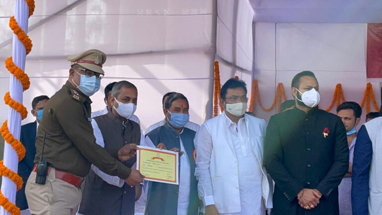 *सिविल लाइन थाना प्रभारी शनिप रात्रे को गणतंत्र दिवस समारोह में उत्कृष्ट कार्य करने हेतु प्रशस्ति पत्र देकर किया गया सम्मानित*