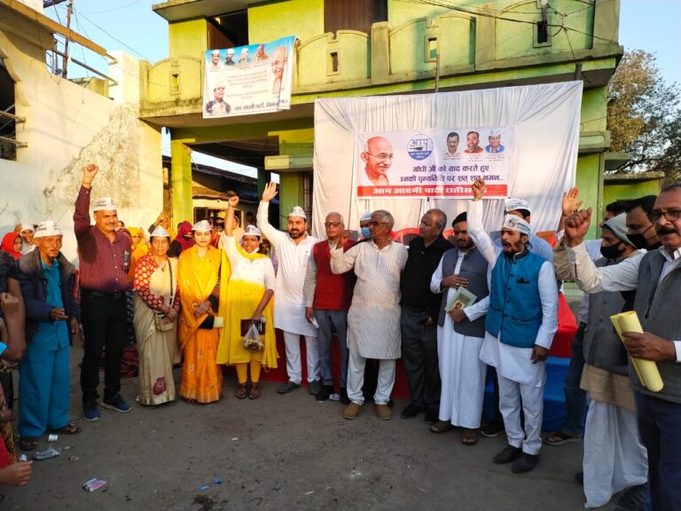 *आम आदमी पार्टी , प्रदेश प्रवक्ता व बिलासपुर विधानसभा प्रभारी प्रियंका शुक्ला व सहयोगी नीलोत्पल शुक्ला, ज़ाकिर अली के मदद से, ईरानी मोहल्ला में @AAPChhattisgarh के बैनर तले , गांधी जी की पुण्यतिथि पर मोहल्ला गोष्ठी का आयोजन किया गया*