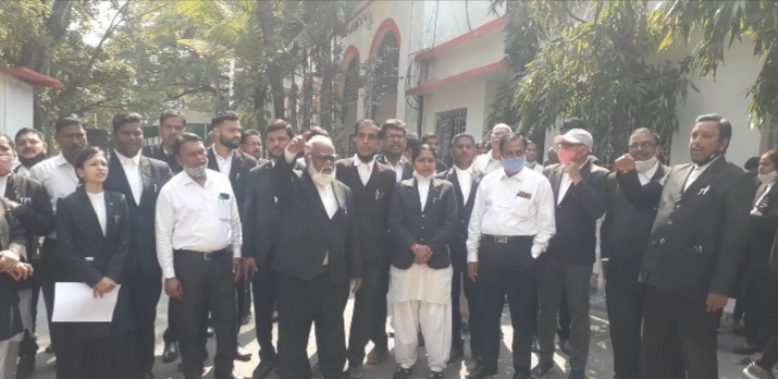 *वकीलों ने किया बिलासपुर कलेक्ट्रेट के बाहर जमकर हंगामा महिला वकील से बदसलूकी का मामला*