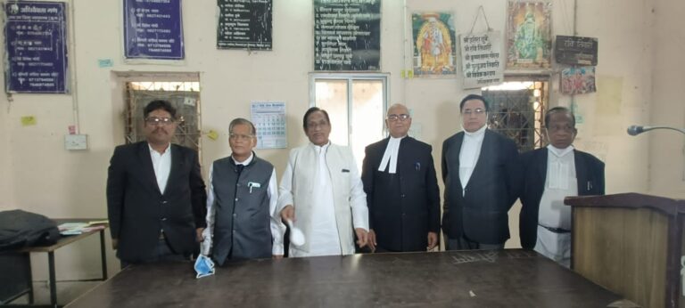 *बिलासपुर जिला अधिवक्ता संघ में आयोजित परिचर्चा को संबोधित करते हुए वरिष्ठ अधिवक्ता एवं अपेक्स बैंक चेयरमैन बैजनाथ चंद्राकर ने कहा है भारत डेमोक्रेसी देश में सबसे ऊपर*