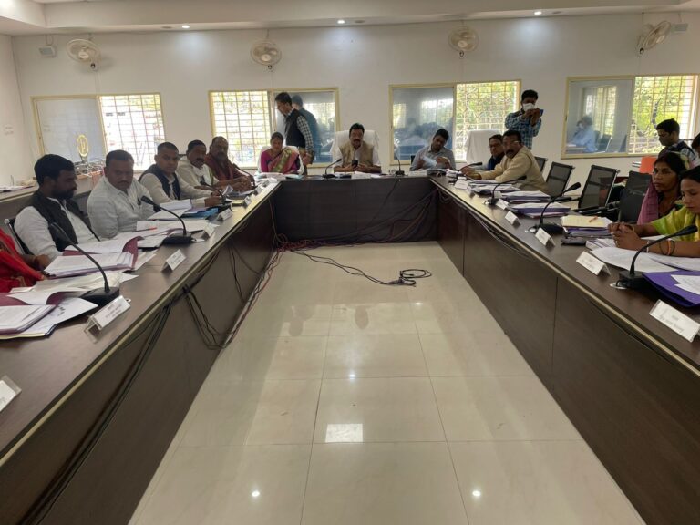 *जिला पंचायत सभापति ने ग्रामीण क्षेत्र की समस्याओं के निराकरण के लिए अधिकारियों को लगाई जमकर फटकार*