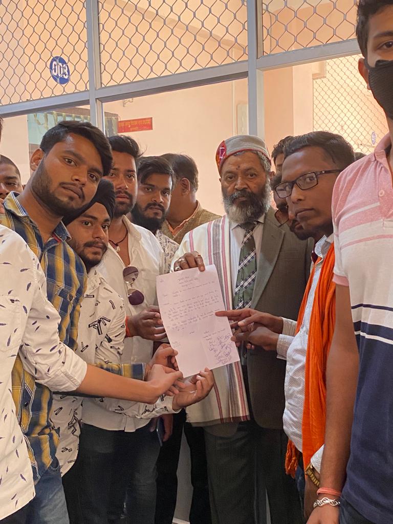 *अटल बिहारी वाजपेई विश्वविद्यालय छात्र संघ द्वारा परीक्षा संबंधी विभिन्न मांगों को लेकर विश्वविद्यालय का घेराव कर कुलपति को ज्ञापन सौंपा*,