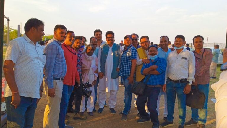 *बिलासपुर प्रेस क्लब गृह निर्माण सहकारी समिति के पदाधिकारियों ने शुक्रवार को मुख्यमंत्री के बिलासपुर प्रवास के दौरान डीपीएस स्कूल स्थित हेलीपैड में मुख्यमंत्री भूपेश बघेल से की मुलाकात*