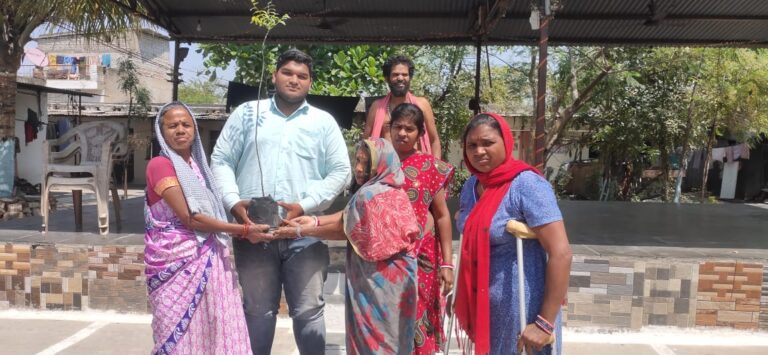 महिला दिवस के अवसर पर सामाजिक कार्यकर्ता प्रभात राय ने महिलाओं से वृक्षारोपण करा कर किया सादर नारी शक्ति को नमन