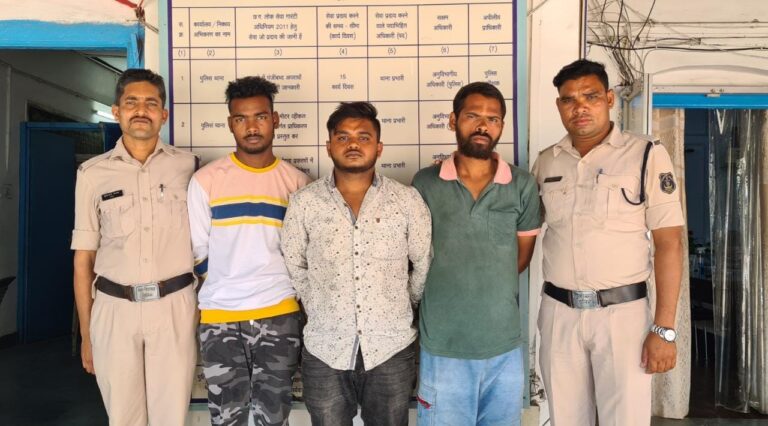 * चाकू बाजी करने वाले तीन आरोपी चढ़े सिविल लाइन पुलिस के हत्थे * रास्ता रोककर सभी ने किया था विवाद मारपीट घटना में प्रयुक्त चाकू के साथ तीनों आरोपियों को गिरफ्तार किया गया*