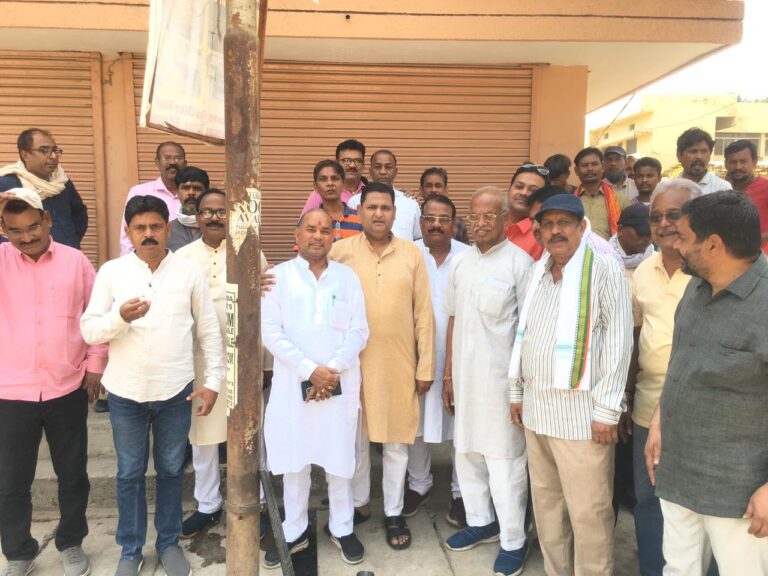 *नगर निगम के अन्तर्गत विध्याउपनगर क्षेत्र मे जल भराव की समस्याॅ से निजात दिलाने सङक के दोनो ओर आर सी सी नाला निर्माण हेतु भूमि पुजन नगर निगम महापौर रामशरण यादव द्वारा किया गया*