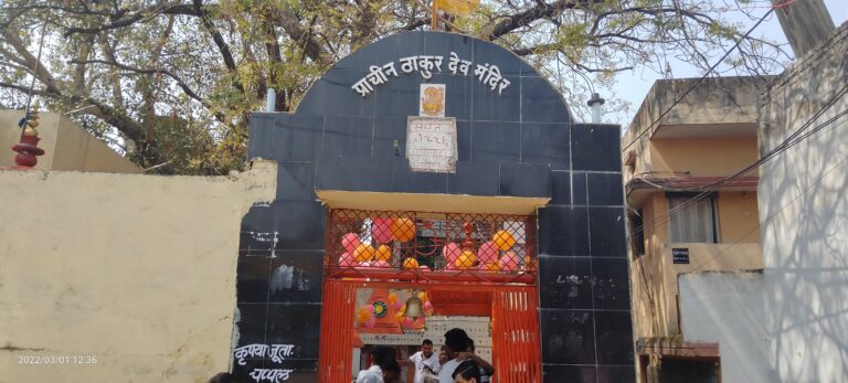 *बैण्ड एवं डिस्को लाईट व्यापारी संघ बिलासपुर द्वारा महाशिवरात्रि के पावन पर्व पर ठाकुर देव मंदिर गांधी चौक बिलासपुर में पूजा अर्चना एवं विशाल भंडारे का किया गया आयोजन*