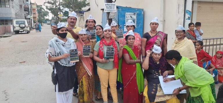 *प्रदेश प्रवक्ता प्रियंका शुक्ला, संतोष बंजारे, बीरेंद्र राय, एवं आज़म मिर्जा के नेतृत्व में वार्ड 25 के बाहर , साईं मंदिर के पास ,चलाया गया सदस्यता अभियान*