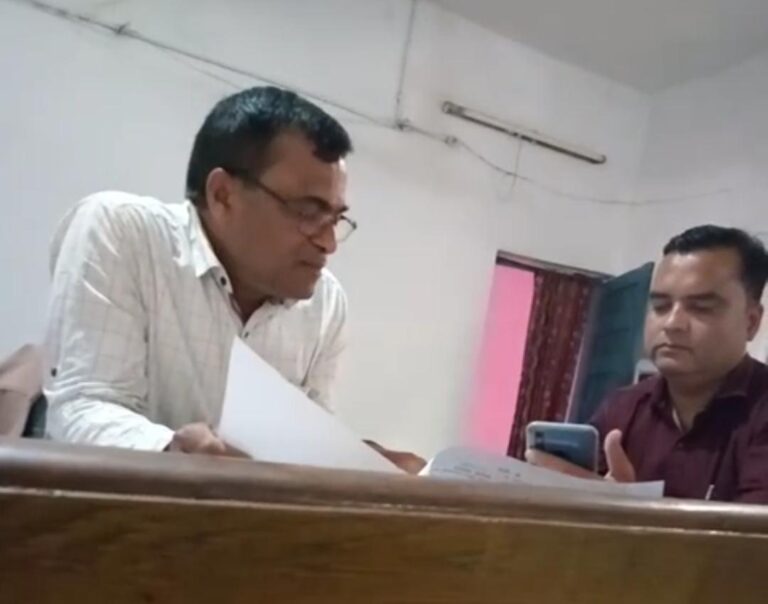 *काम के एवज में ब्रांडेड शराब ब्लेंडर की मांग करने वाले नायब तहसीलदार का हुआ वीडियो वायरल हुए अटैच*