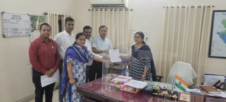 *तहसीलदारों ने 10 सूत्रीय मांग के तहत मुख्यमंत्री के नाम दिया ज्ञापन…राजस्व न्यायालय सहित तहसीलदारों की स्तिथि में सुधार की करी मांग*