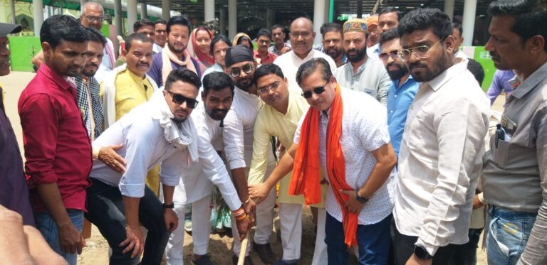 *लुतरा शरीफ में भाजपा व कांग्रेस के जनप्रतिनिधियों ने साथ मिलकर किया भूमिपूजन*  *लुतरा शरीफ दरगाह के सामने 28 लाख से होगा सीमेंट कांक्रीट कैम्पस का निर्माण*