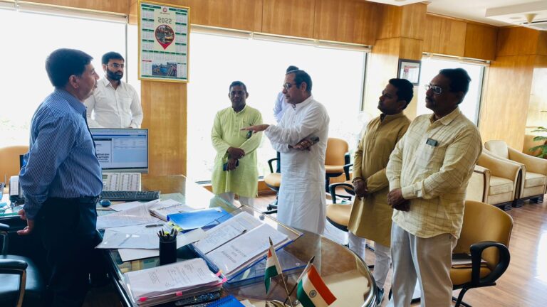 *नगर विधायक शैलेष पांडेय ने रेलवे महाप्रबंधक आलोक कुमार से की मुलाक़ात* *ट्रेनों का परिचालन जल्द शुरू करें नहीं तो किया जाएगा जनता के साथ उग्र आंदोलन – – – शैलेष पाण्डेय*