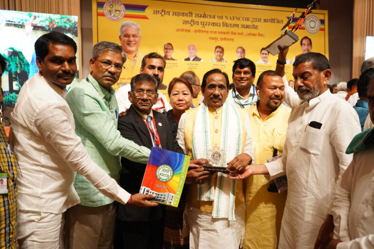 *सहकारिता के क्षेत्र में उत्कृष्ट कार्य के लिए नेफ्सकाब की टीम ने किया बैजनाथ चन्द्राकर को राष्ट्रीय पुरस्कार से सम्मानित*