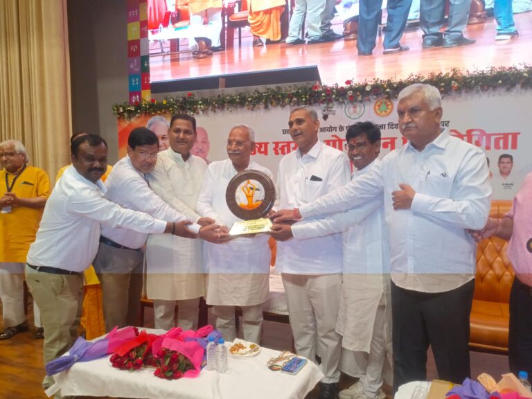 *छत्तीसगढ़ योग आयोग के पंचम स्थापना दिवस के उलक्ष्य में आयोजित त्रिदिवसीय योगासन प्रतियोगिता सह योग सम्मेलन का पुरस्कार वितरण एवं समापन समारोह कार्यक्रम पं. दीनदयाल उपाध्याय ऑडिटोरियम में सम्पन्न हुआ।*
