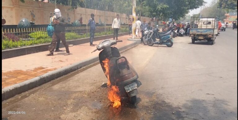 *भीषण गर्मी का कहर तेज धुप की आंच से कँहा जली एक्टिवा देखें वीडियो पढ़ें पूरी खबर*