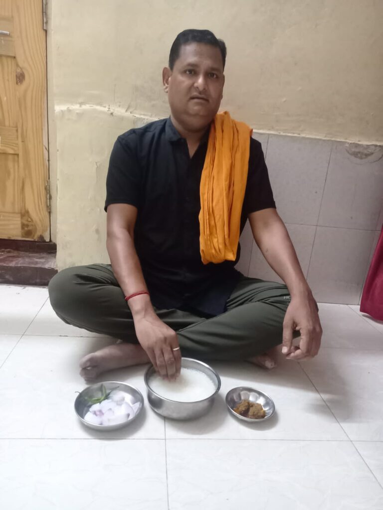 *योग आयोग सदस्य रविंद्र सिंह ने मजदूर भाइयों के सम्मान में खाया बोरे बासी* *मजदूर दिवस की दी शुभकामनाएं*