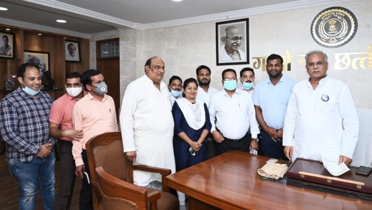 *तहसीलदार नायब तहसीलदारों के 10 सूत्रीय मांगों पर मुख्यमंत्री ने लिया संज्ञान* *तहसीलदारों का महाधिवेशन जून के अंतिम सप्ताह में होना हुआ तय*