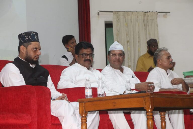 *छत्तीसगढ़ राज्य हज कमेटी की ओर से बुधवार को बिलासपुर के स्वर्गीय लखीराम अग्रवाल ऑडिटोरियम में हज जाने वाले यात्रियों के लिए प्रशिक्षण कार्यक्रम रखा गय*